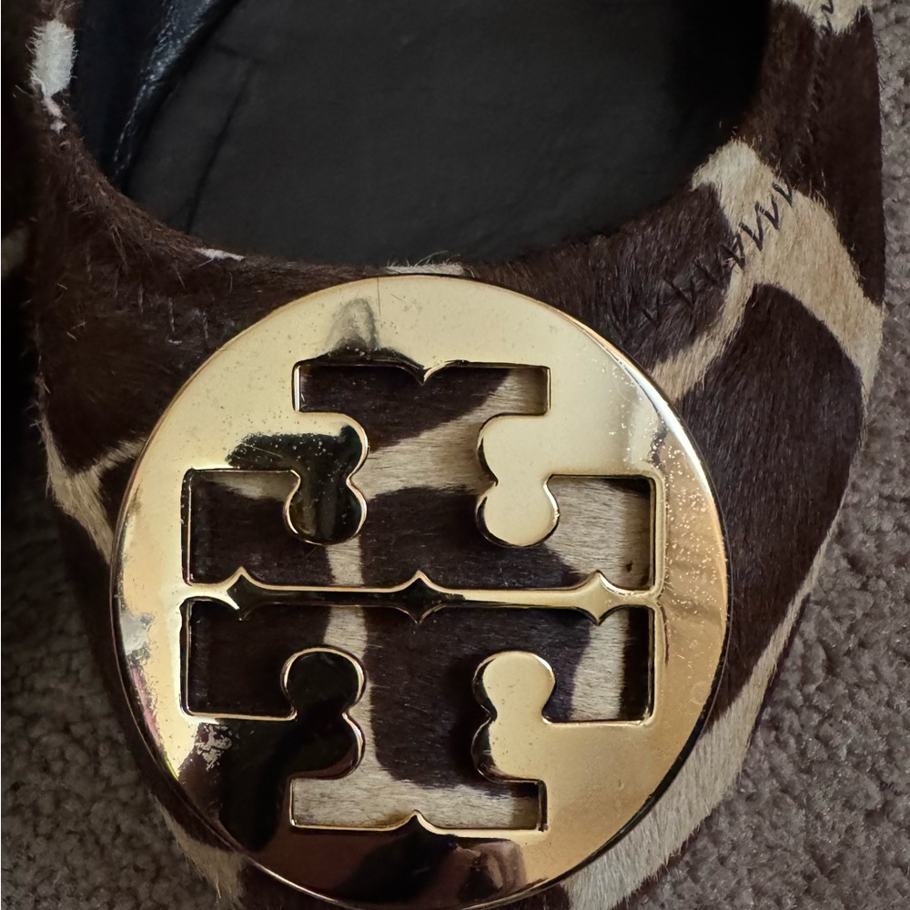 Tory Burch Brown and Cream Giraffe-Print Leather Ballet Flats with Gold Logo - Picture 2 of 6